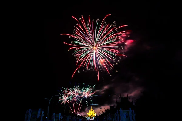 Feuerwerk im königlichen Park Rajapruek, Chiang Mai Thailand — Stockfoto