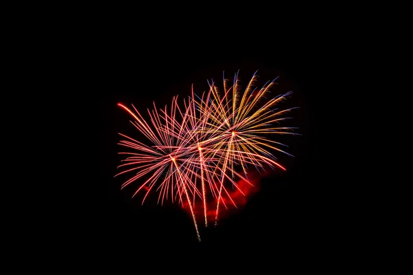 Feux d'artifice colorés de différentes couleurs sur fond noir — Photo