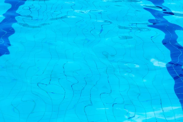 Kék gyűrűző víz medence — Stock Fotó
