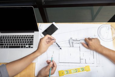 Ofiste birlikte çalışan kendine güvenen bir mimar ekibi. Masadaki yeni başlangıç projesini tartışıyorlar. Mimar, mühendisle ofisteki proje, mimari konsept hakkında görüştü