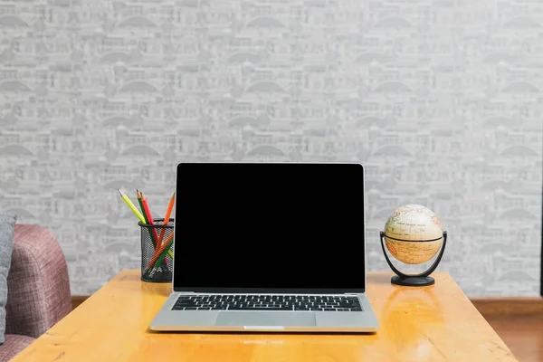 Laptop Met Blanco Scherm Potloden Vaas Tafel Het Thuiskantoor Werkruimte — Stockfoto