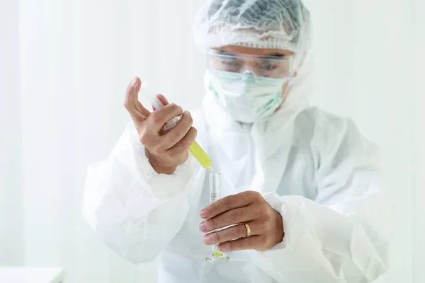 Investigador Científicos Carga Muestra Líquida Tubo Ensayo Laboratorio Los Investigadores — Foto de Stock