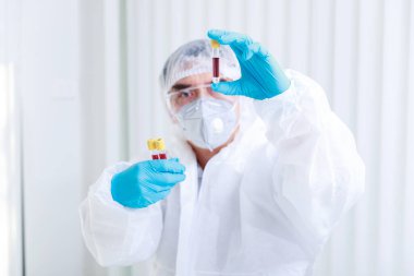 Araştırmacılar kan örneklerini laboratuvarda test ediyorlar. Araştırmacılar COVID-19 virüsünü tedavi etmek için aşı icat ediyorlar..