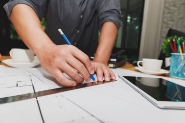 Ev ofisinde yeni bir başlangıç projesiyle çalışan mimar. Evden çalış..