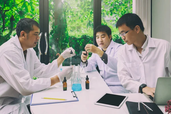 Equipa Investigadores Cientistas Que Trabalham Laboratório — Fotografia de Stock