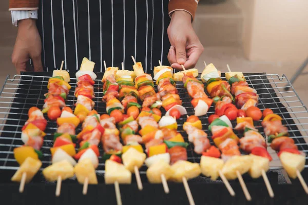 Una Barbacoa Parrilla Mujer Cena Comida Personas Concepto Tiempo Familiar — Foto de Stock