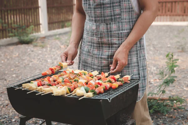 夕食会で豚肉とバーベキューを焼く男 食べ物 家族の時間の概念 — ストック写真