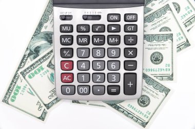 Hesap makinesi ve dolar beyaz arkaplanda izole edilmiş.