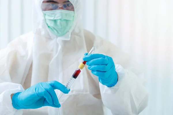 Výzkumník Nebo Vědci Nakládají Vzorky Krve Zkumavky Laboratoři Výzkumníci Vymýšlejí — Stock fotografie