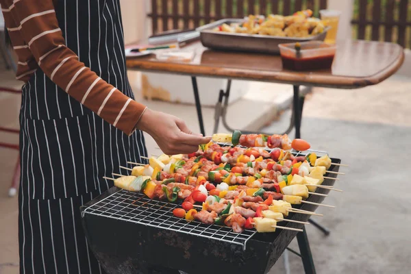 Uma Mulher Grelhar Churrasco Jantar Conceito Alimentação Pessoas Tempo Família — Fotografia de Stock