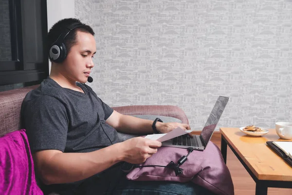 Zakenman Ontmoeten Elkaar Online Videogesprek Laptop Het Thuiskantoor Man Dragen — Stockfoto