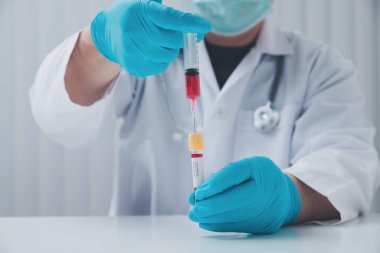 Doktor ya da tıbbi personel Coronavirus ya da COVID-19 enfeksiyonlu hastalardan kan örnekleri topluyor. Laboratuvarda inceleme için. Salgın Koronavirüs, COVID-19.