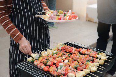 Akşam yemeğinde ızgara yapan bir kadın. Yiyecek, insan ve aile zaman kavramı.