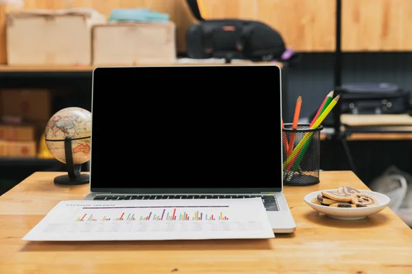 Laptop Met Blanco Scherm Rapport Koekjes Met Globe Potloden Bureau — Stockfoto