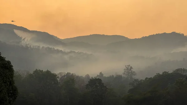 Desastre Fogo Está Queimando Florestas Nas Montanhas Serviço Emergência Helicóptero — Fotografia de Stock