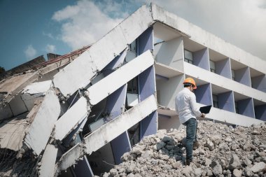 Dizüstü bilgisayarı tutan mühendis yıkımı kontrol ediyor, binayı yıkıyor..