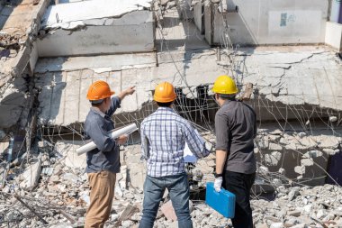 Yıkım kontrol şefi ve müteahhit binayı yıkmayı tartışıyorlar..