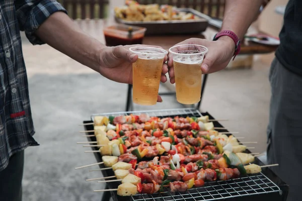 Молоді Чоловіки Вітають Випивку Вечірці Bbq Між Друзями Їжа Пиття — стокове фото