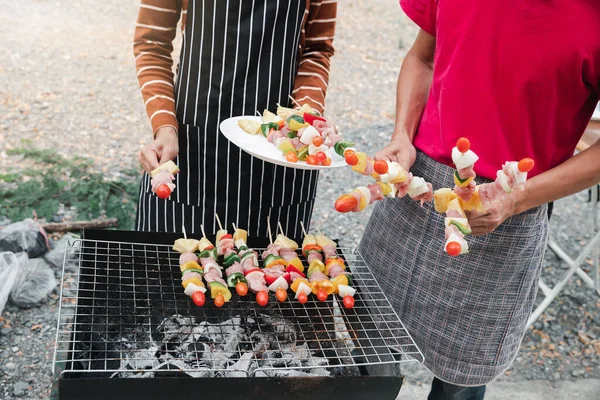 ディナーパーティーでは 豚肉とバーベキューを焼くカップル 食べ物 家族の時間の概念 — ストック写真