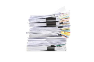 Beyaz arkaplanda izole edilmiş belge yığını