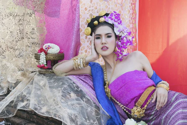 Mulher Tailandesa Bonita Vestindo Roupas Tradicionais Tailandesas — Fotografia de Stock