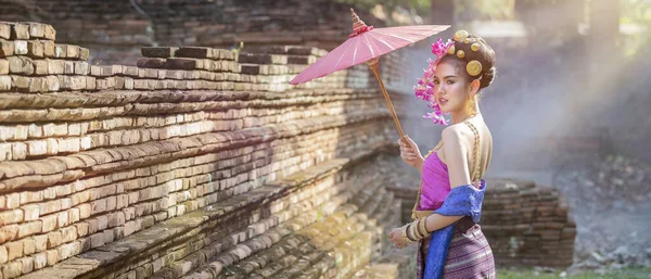 Krásná Thajská Žena Thajském Tradičním Oblečení Červeným Deštníkem Uprostřed Kouře — Stock fotografie