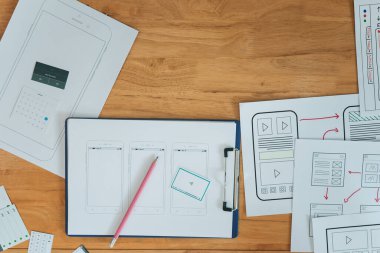 Yaratıcı düz UX tasarımcı çalışma alanı ve ofis malzemelerinin üst görünümü. Akıllı telefon ve tablet uygulama düzeni prototip projesi.
