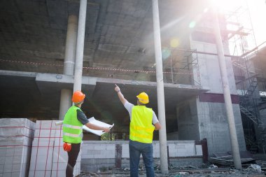 Foreman'la şantiye Binası Projesi konusunda konuşurken mühendisi.
