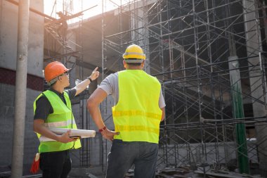 Foreman'la şantiye Binası Projesi konusunda konuşurken mühendisi.