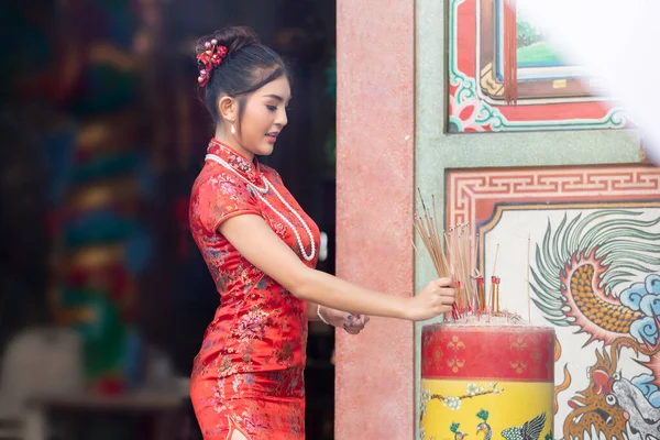 Mulher Chinesa Vestido Cheongsam Vermelho Segurando Incenso Prestar Homenagem Deus — Fotografia de Stock