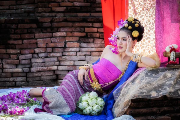 Krásná Thajská Žena Nosí Thajské Tradiční Oblečení — Stock fotografie