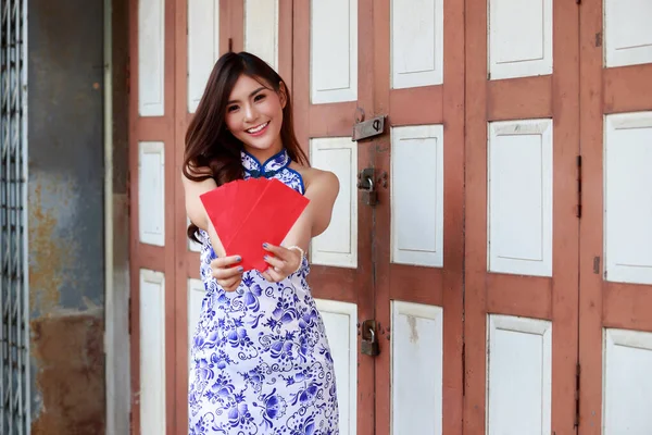 Kinesisk Kvinna Cheongsam Qipao Klänning Med Röda Kuvert Hong Bao — Stockfoto