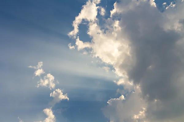 Chmury na tle i sun ray niebieski niebo — Zdjęcie stockowe
