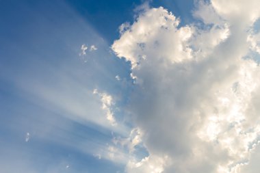 Bulutlar mavi gökyüzü arka plan ve sun Ray