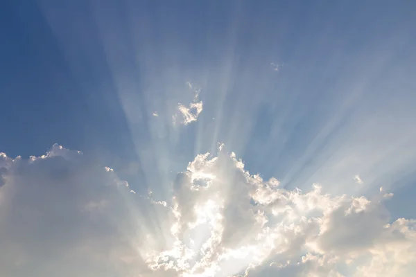 Nubes sobre fondo cielo azul y rayo de sol — Foto de Stock