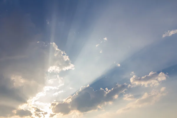 Nubes y rayos solares sobre fondo azul del cielo —  Fotos de Stock