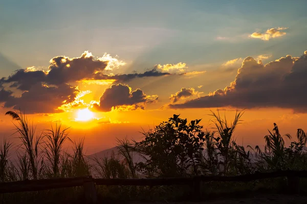 Skyer og himmel med solstråle silhuett før solnedgang – stockfoto