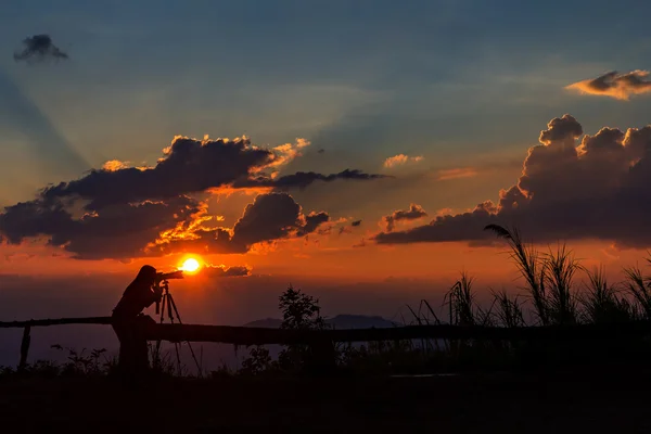 Фотограф закріплений перед заходом сонця — стокове фото