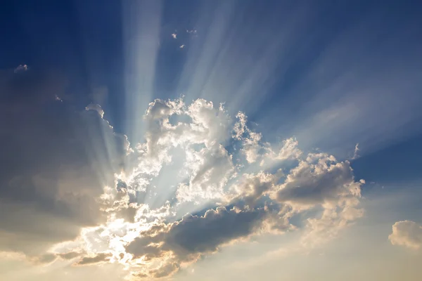 Nubes sobre fondo cielo azul y rayo de sol — Foto de Stock