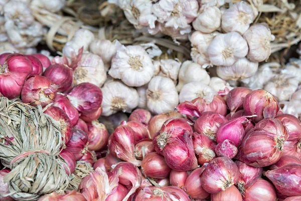 Kırmızı soğan ve sarımsak piyasasında yığını — Stok fotoğraf