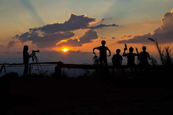 在太阳落山之前映衬的摄影师 — 图库照片