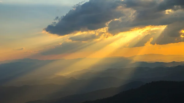 Nubes y rayos de sol en la noche —  Fotos de Stock