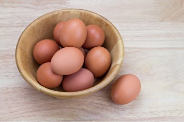 Ahşap kase tavuk yumurta