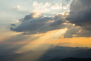 Bulutlar ve sun ray akşam