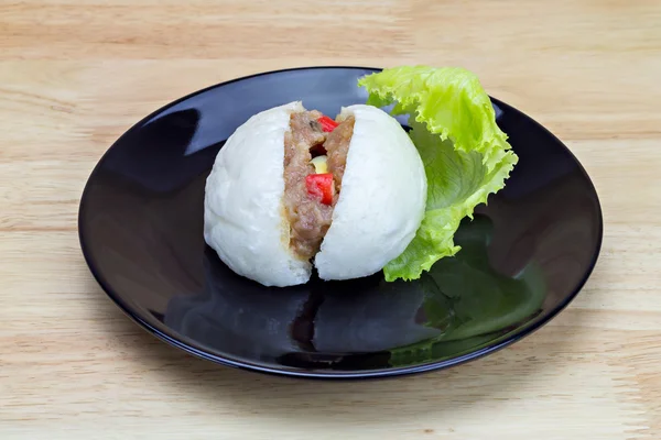 Bun cozido no vapor chinês com pau de caranguejo, ovo de codorna e coisas de porco — Fotografia de Stock