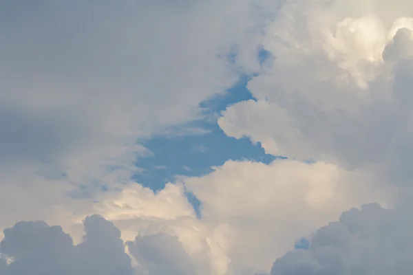 青空を背景に雲 — ストック写真