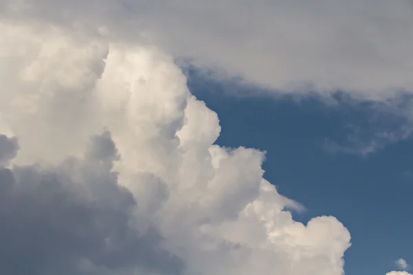 青空を背景に雲 — ストック写真