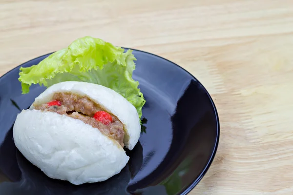 Bun cozido no vapor chinês com pau de caranguejo, ovo de codorna e coisas de porco — Fotografia de Stock