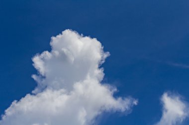 Mavi gökyüzü arkaplanındaki bulutlar