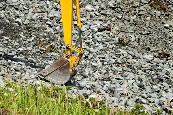 Εκσκαφείς φτυάρι σκάψιμο ροκ επιτόπου συστολή — Φωτογραφία Αρχείου